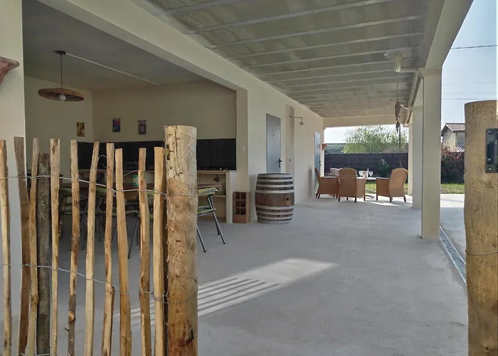 La Caquetoire Holiday home Les Eglisottes-et-Chalaures